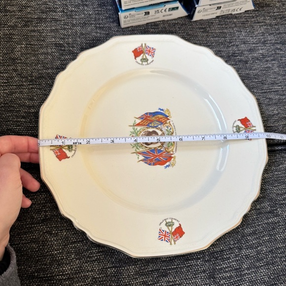 Elegant Cream Decorative Plate with British Motif - Picture 5 of 5